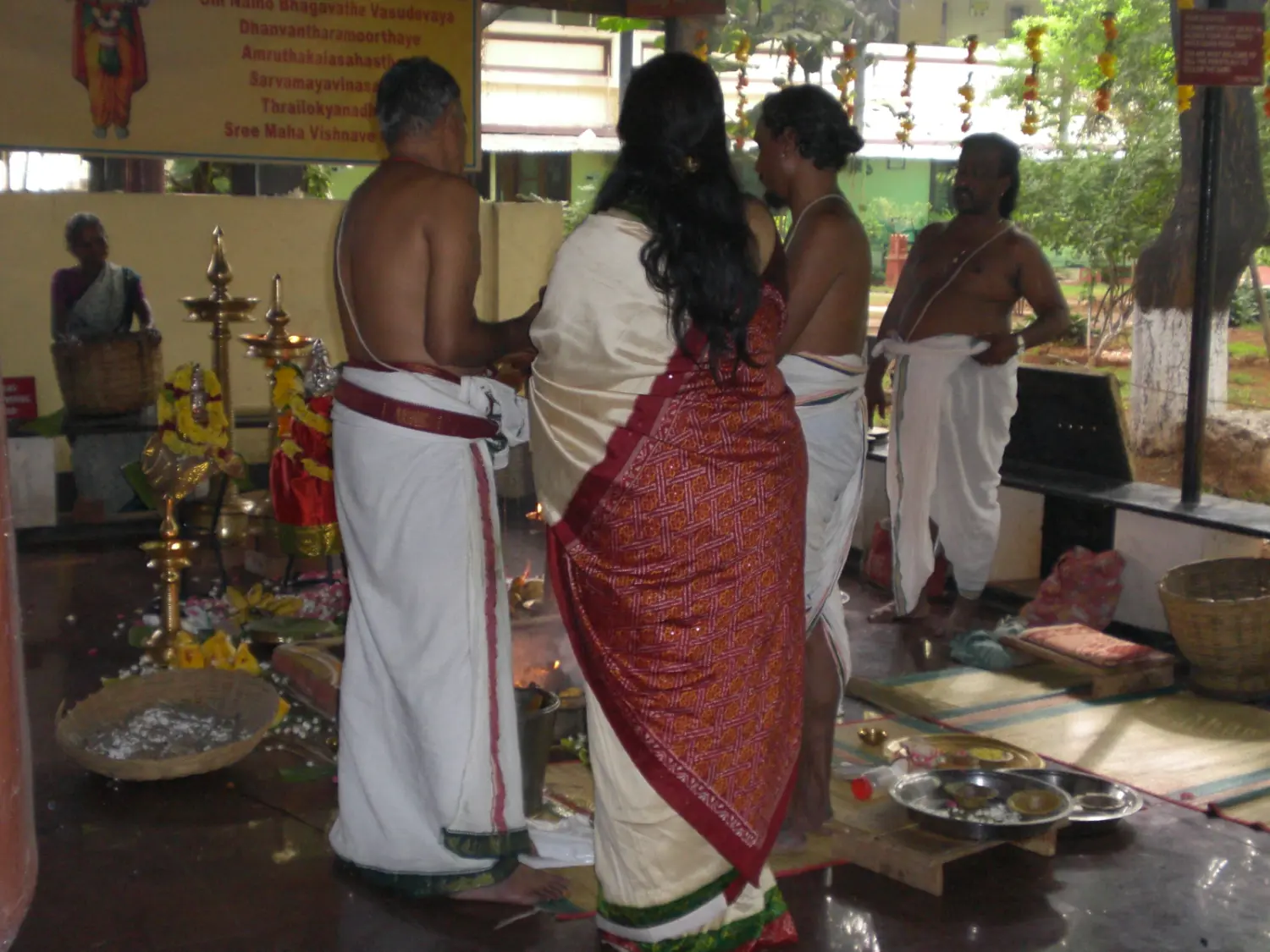 Anette Colling, Menschen, die Rituale in einem Tempel durchführen