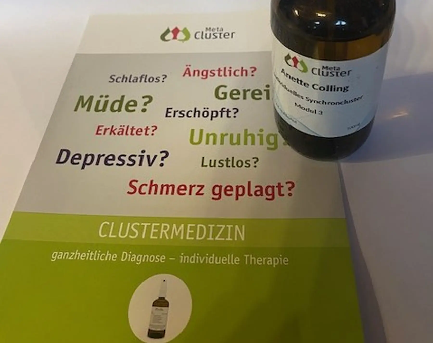 Ein Bambustablett mit Ginseng darauf, ausgestellt mit einigen Arten traditioneller Medizin und einigen Packungen auf einem Holztisch. Inhalt der Naturheilkunde