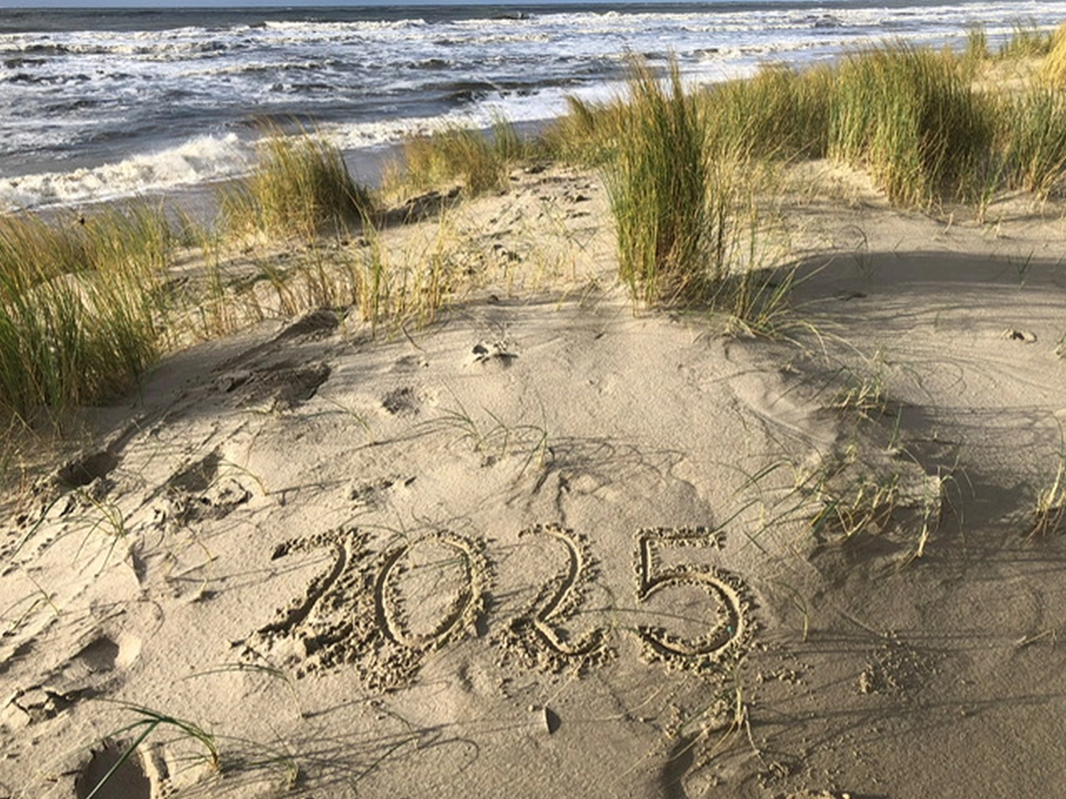 2024 geschrieben an einem Sandstrand