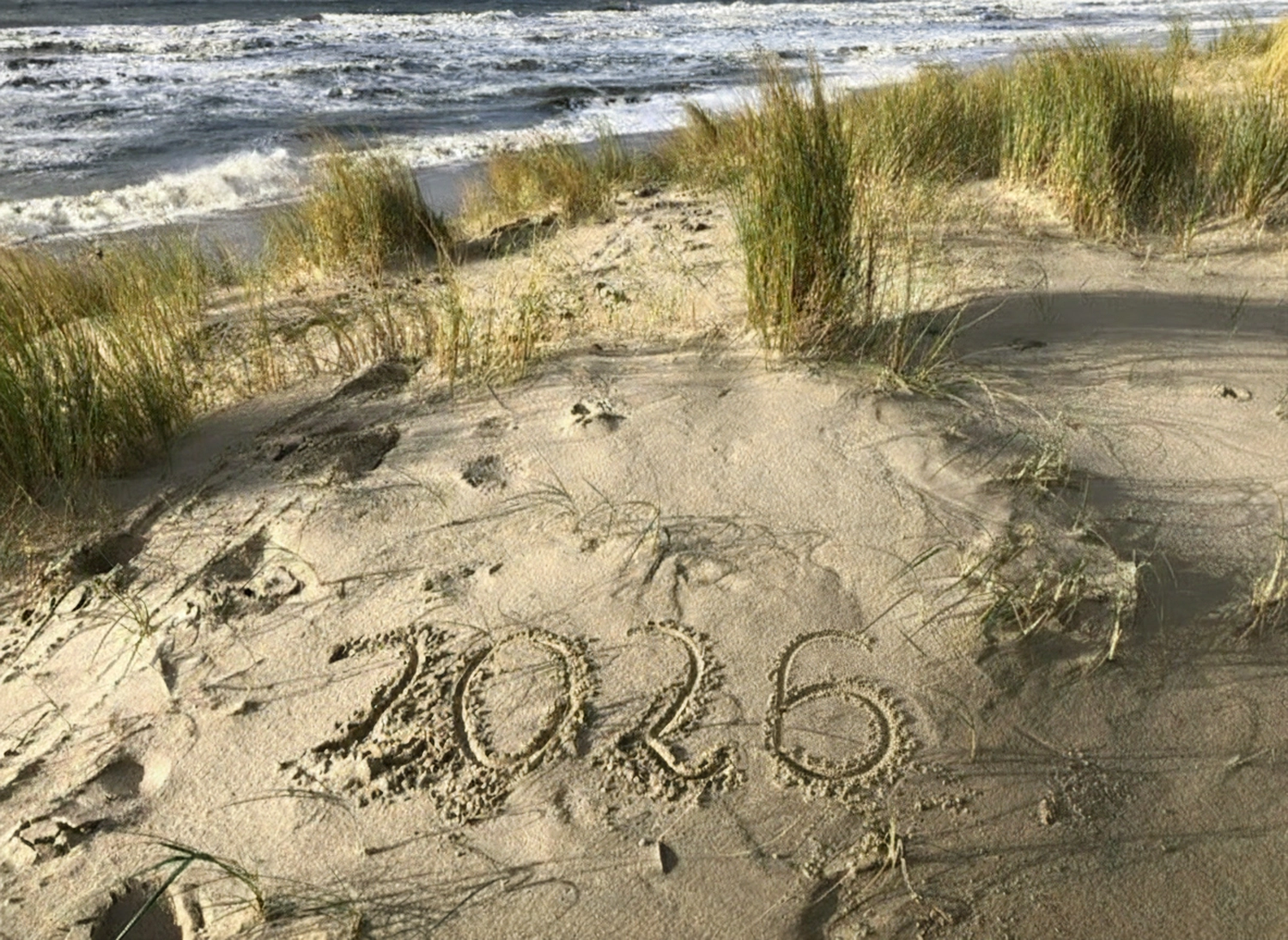 2024 geschrieben an einem Sandstrand